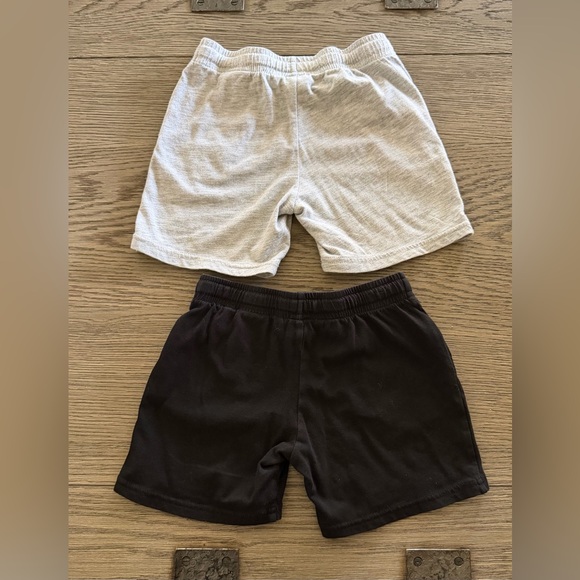 H&M Boys Athletic Shorts in Black and Light Gray. Set of two. Size 3-4Y - Picture 2 of 2